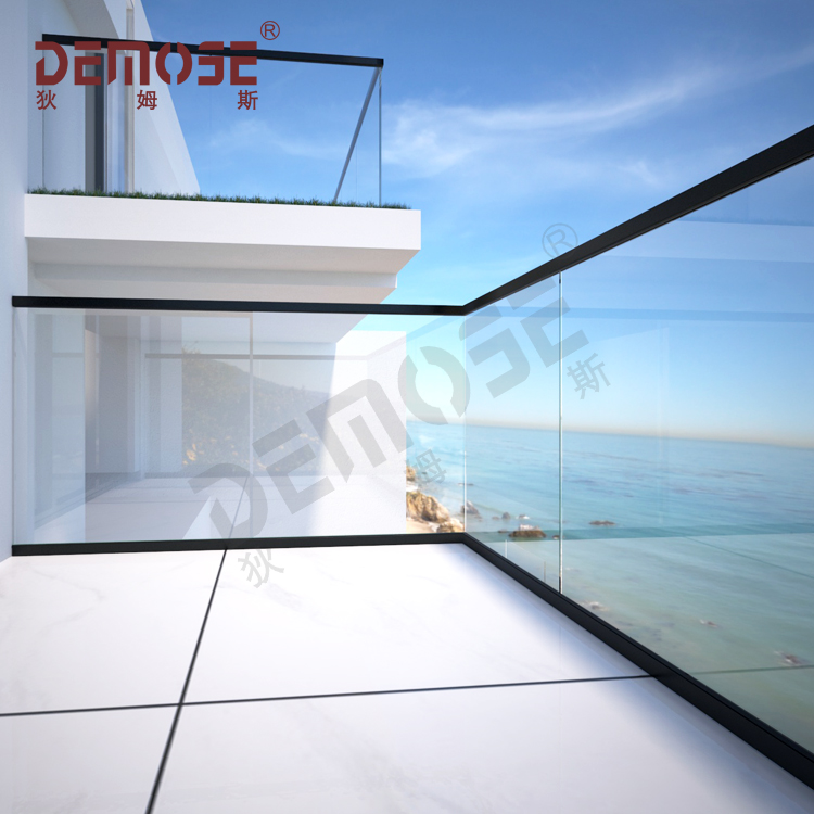 挪威酒店U槽玻璃欄桿工程