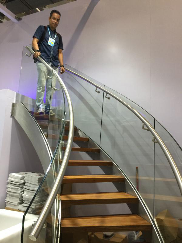 11 外商被狄姆斯的產(chǎn)品吸引,紛紛爭(zhēng)相與之合影