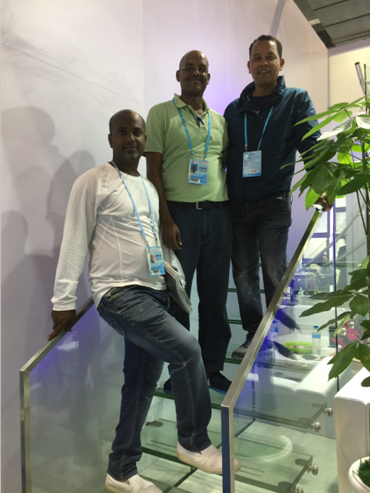 12 外商被狄姆斯的產(chǎn)品吸引,紛紛爭(zhēng)相與之合影2