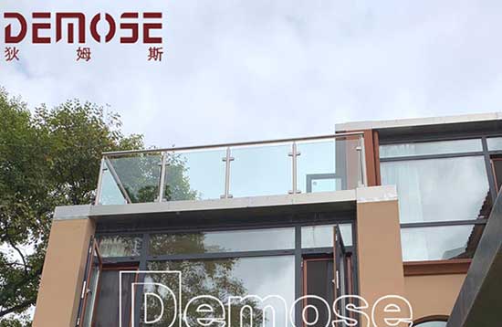 鋼化玻璃陽臺(tái)護(hù)欄有什么特點(diǎn)