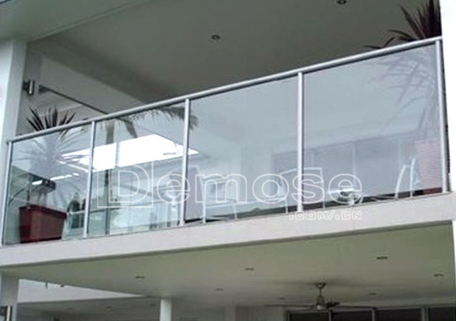 玻璃欄桿和鐵藝欄桿哪個好？