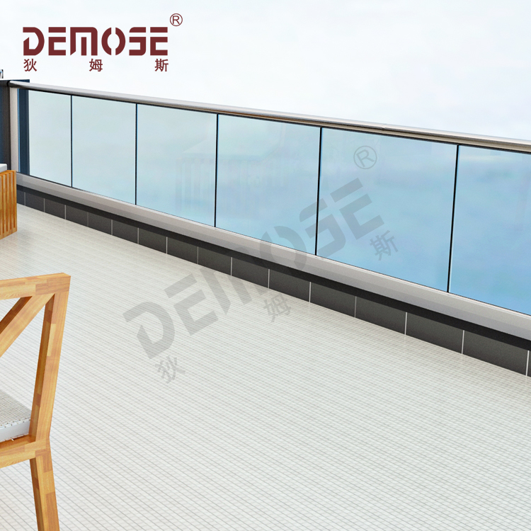 玻璃護欄底座卡槽安裝：打造安全與美觀的現代空間屏障