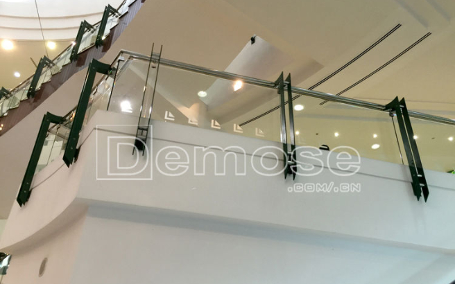 不銹鋼玻璃欄桿價格多少一米？