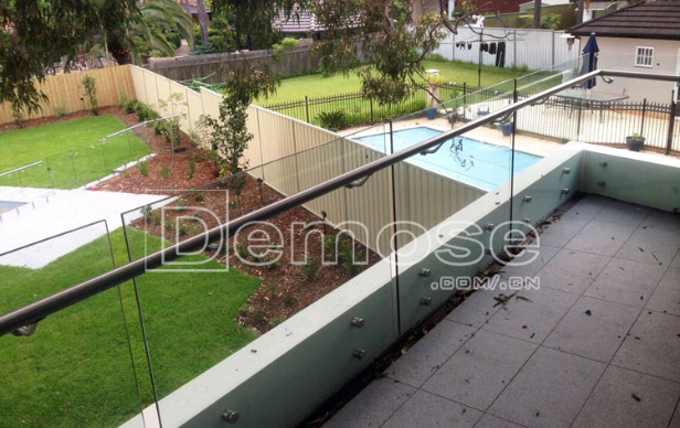 陽臺(tái)玻璃護(hù)欄多少錢一米？