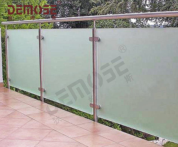 如何在戶外空間選擇合適的不銹鋼玻璃欄桿？