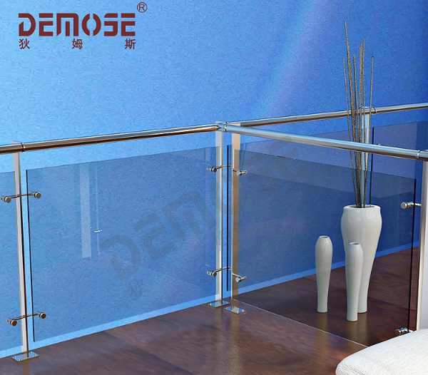 陽(yáng)臺(tái)玻璃欄桿的優(yōu)勢(shì)與特點(diǎn)