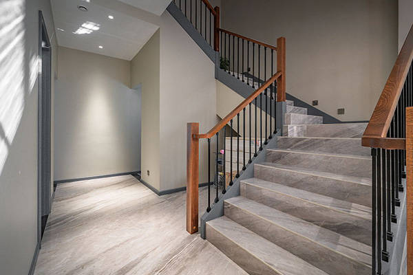 建筑欄桿安全規(guī)范全解:高度標(biāo)準(zhǔn)與人性化設(shè)計(jì)的精準(zhǔn)平衡