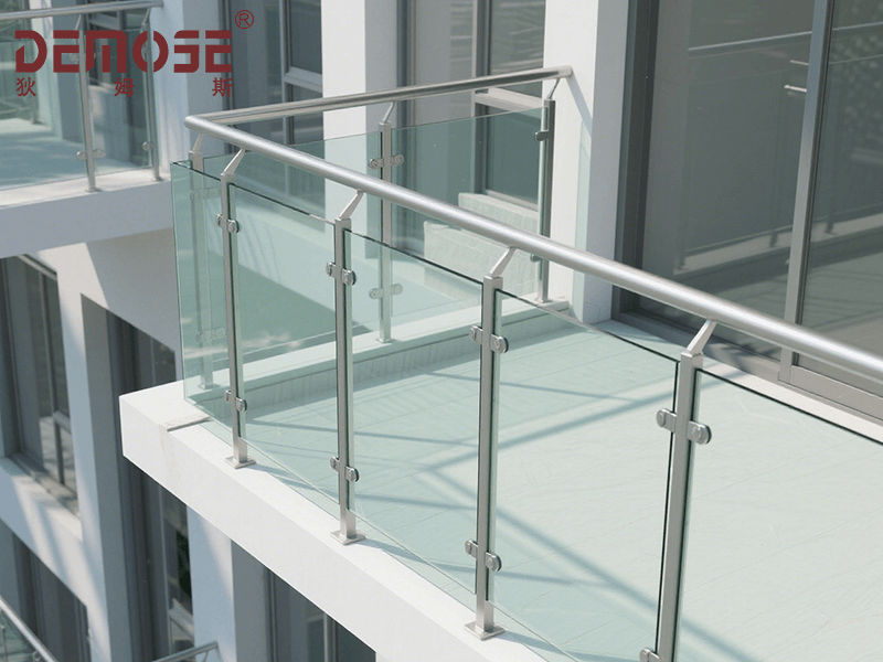 揭秘鋼化玻璃欄桿的「毫米級」施工哲學