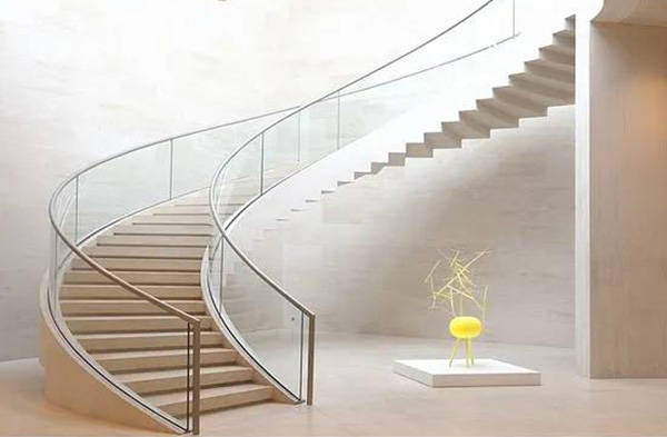 旋轉樓梯：在力學與美學間起舞的永恒經典
