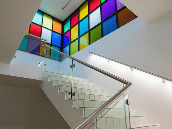 2025年定制樓梯扶手材質(zhì)選擇指南：打造安全與美學的完美平衡