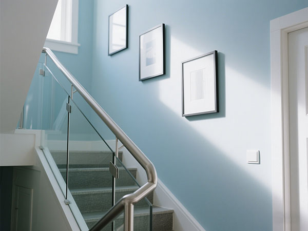 ?現(xiàn)代樓梯扶手設(shè)計的風(fēng)格演化與技術(shù)突破?