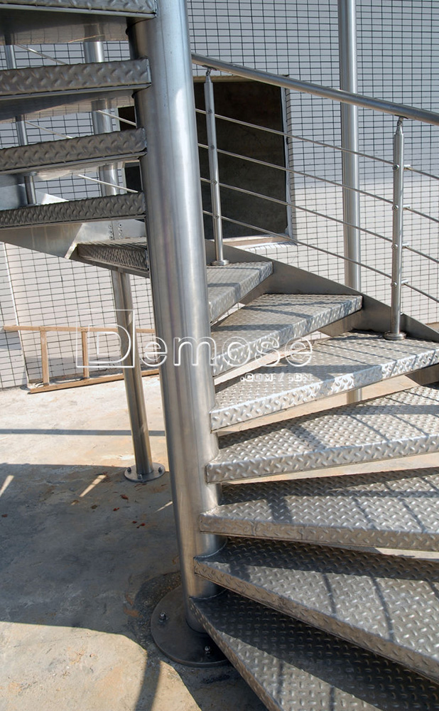 螺旋樓梯設計指南：尺寸計算與安全美學平衡