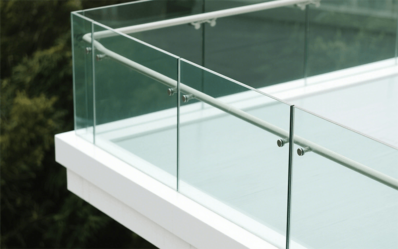 玻璃欄桿為您的空間提供現代優雅、一覽無余的視野